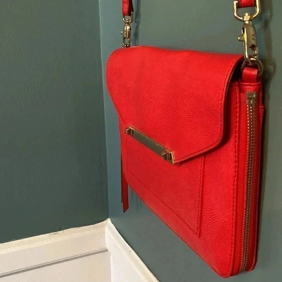 Stella and Dot red crossbody - gold accent - unzip to expand width - Picture 2 of 10
